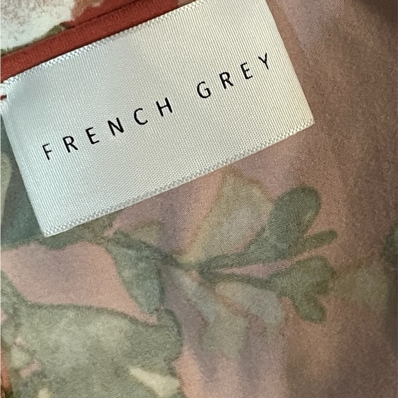 FRENCH GREY SIZE MEDIUM FLORAL ROMPER VERY GENTLY WORN - Picture 3 of 3